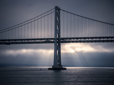 灰色金属桥白天建筑照片